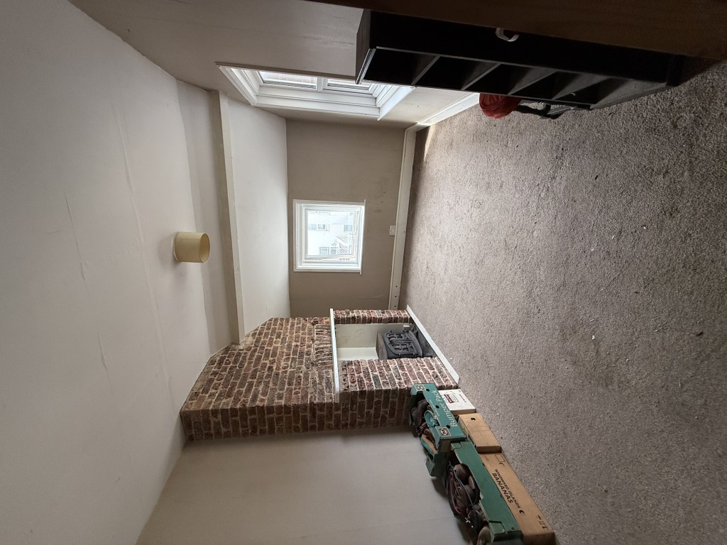 Lot: 82 - MIXED RESIDENTIAL AND COMMERCIAL BUILDING WITH POTENTIAL - Bedroom with exposed brick chimney case